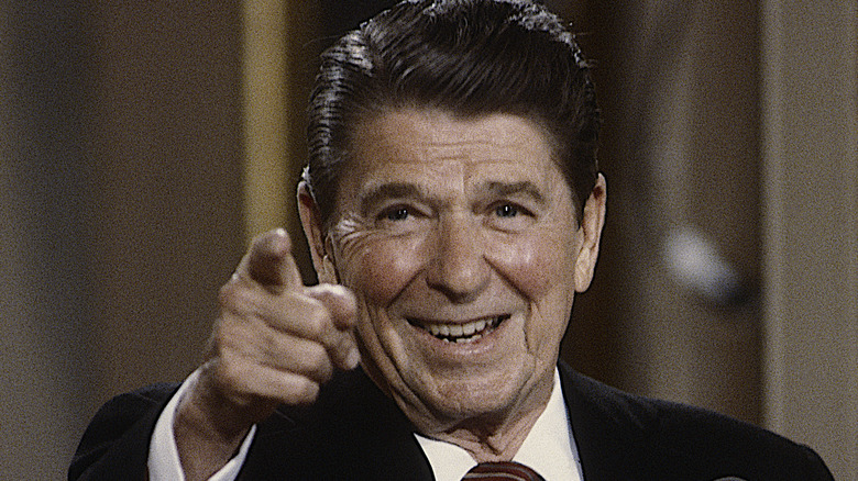 Ronald Reagan pointant du doigt