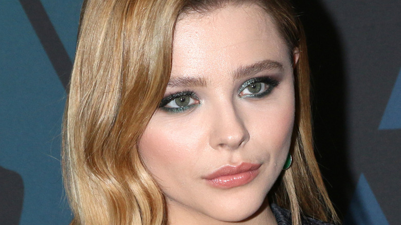 Chloë Grace Moretz pose pour les caméras