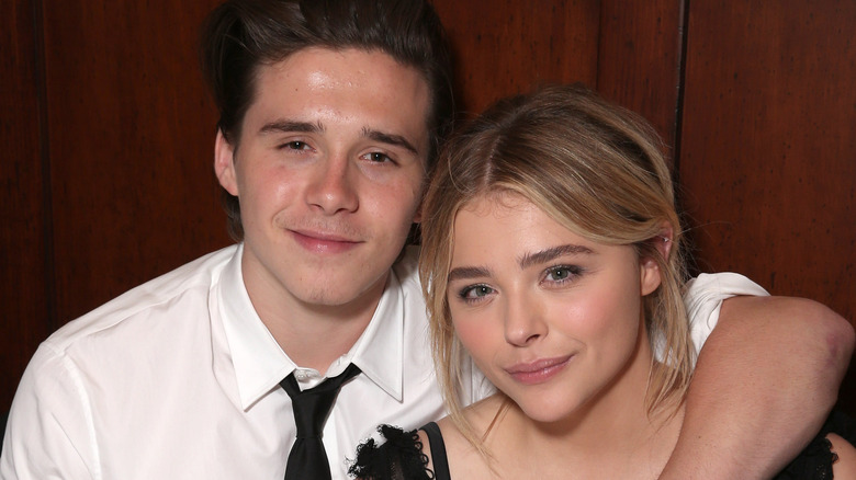 Brooklyn Beckham et Chloë Grace Moretz souriantes