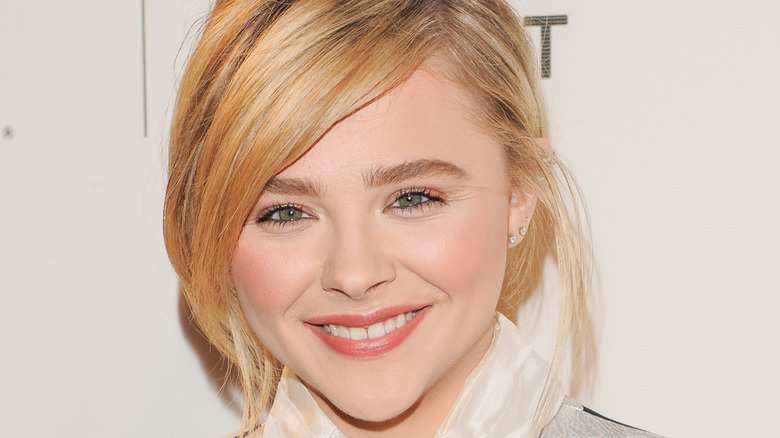 Chloé Grace Moretz souriante 