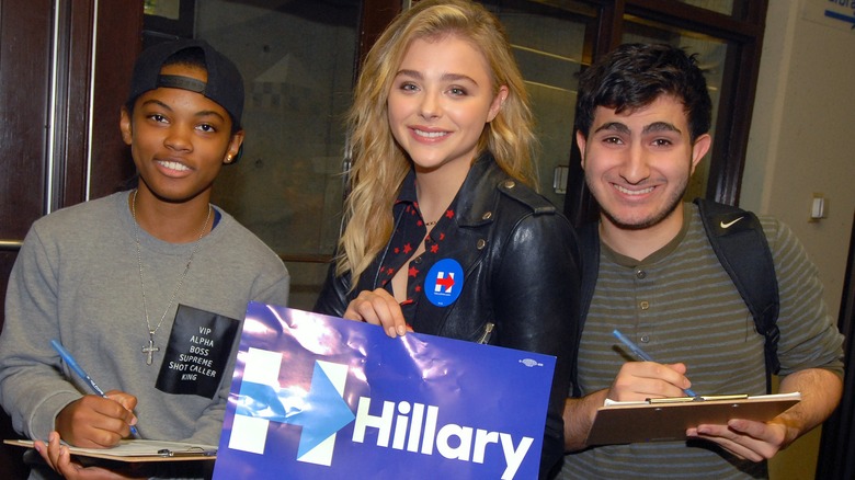 Chloë Grace Moretz en campagne électorale, posant