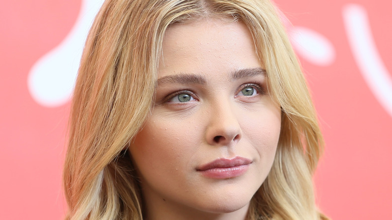 Chloë Grace Moretz pose pour les caméras