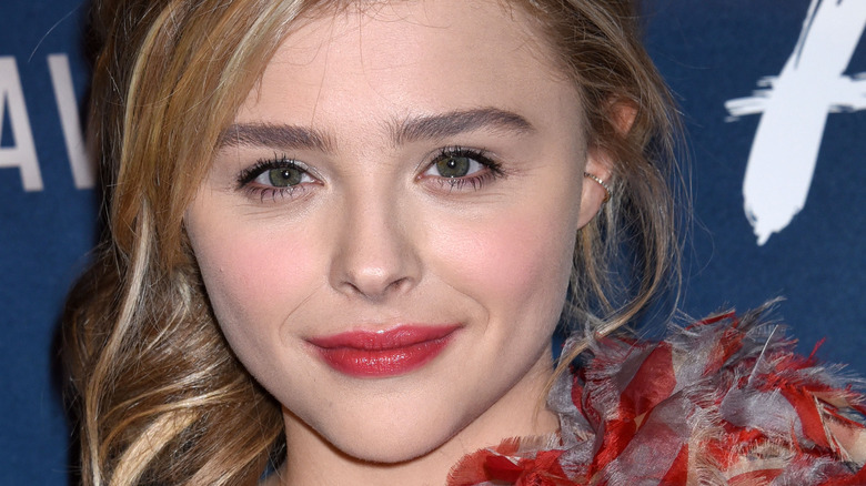 Chloë Grace Moretz souriante pour les caméras