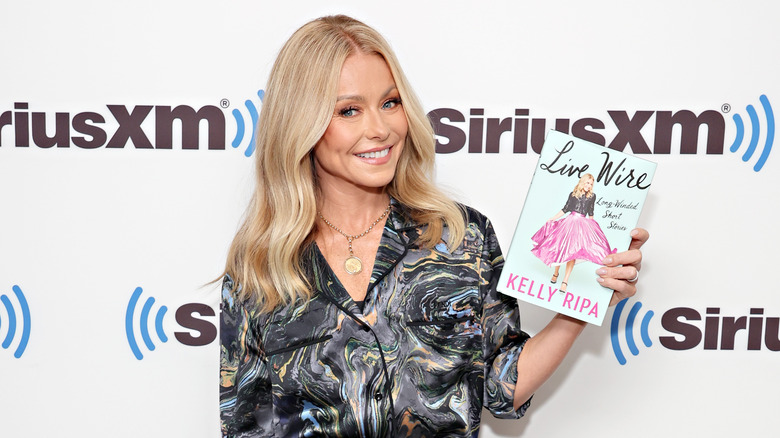 Kelly Ripa tenant son nouveau livre 