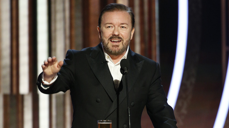 Ricky Gervais s'exprimant sur un podium