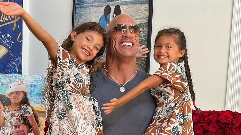 Dwayne Johnson filles souriantes