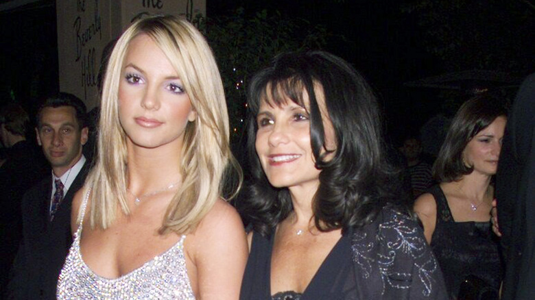 Britney Spears et Lynne Spears arrivent à la soirée de remise des prix