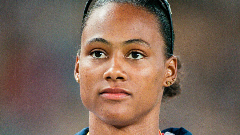 Marion Jones lors d'une cérémonie de remise des médailles après avoir remporté une victoire majeure 