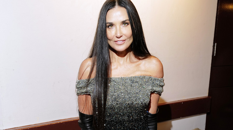 Demi Moore dans une robe noire scintillante