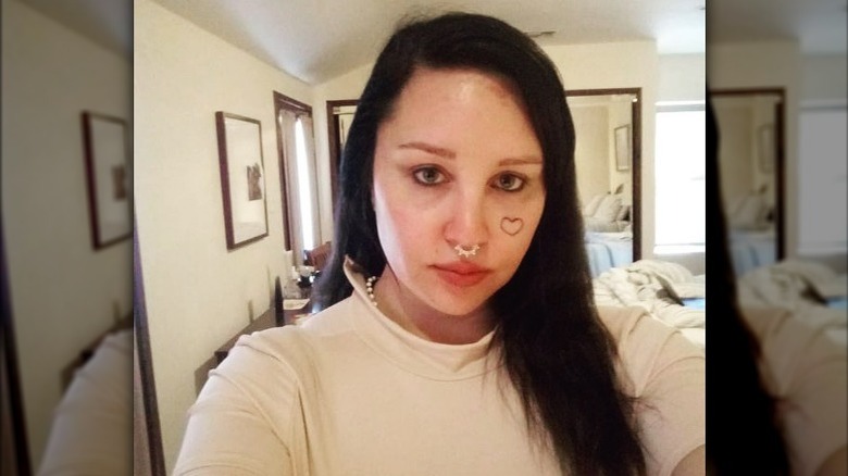 Amanda Bynes avec un piercing au septum