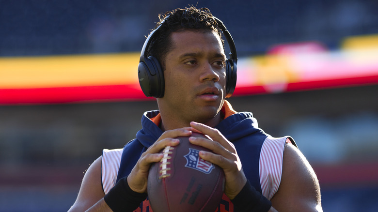 Russell Wilson avec le football