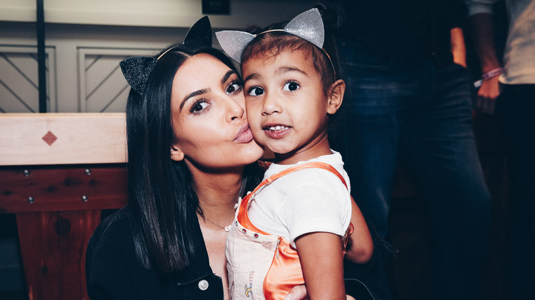 Kim Kardashian et sa fille posent