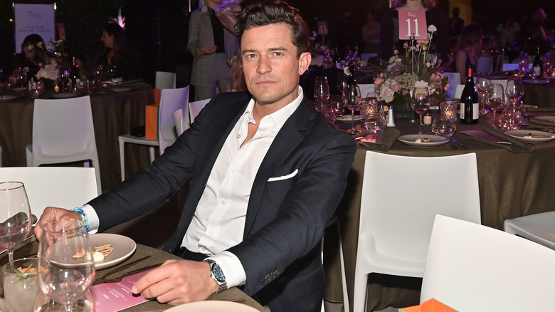 Orlando Bloom assis à une table