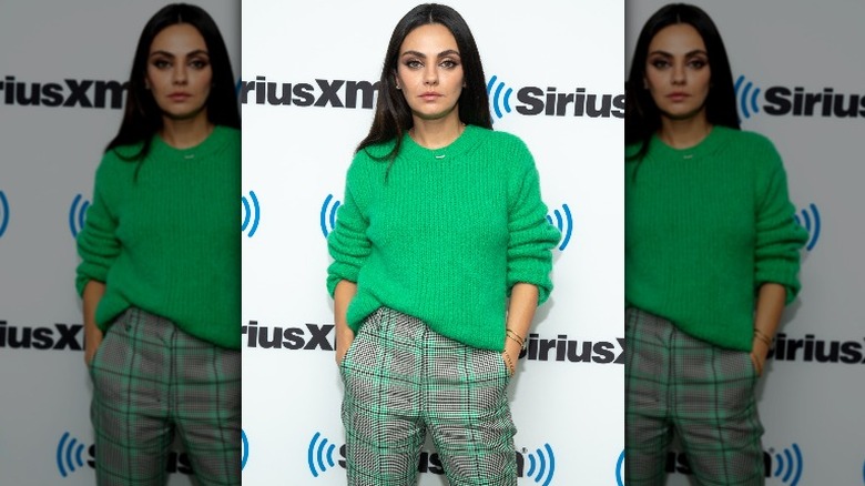 Pantalon à carreaux pull vert Mila Kunis