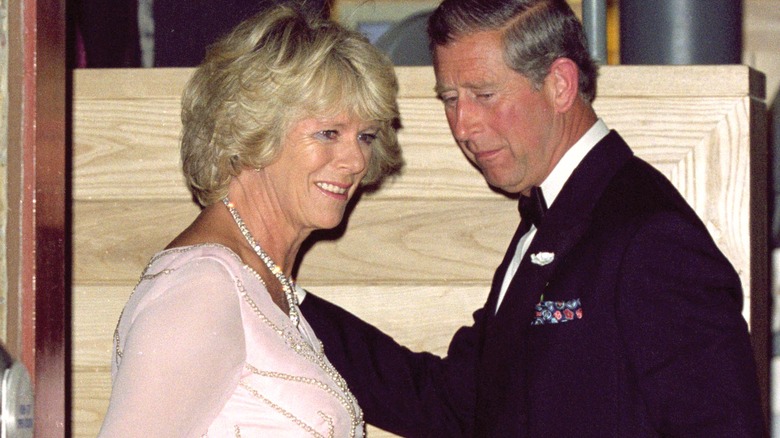 Camilla Parker Bowles et le roi Charles souriant 