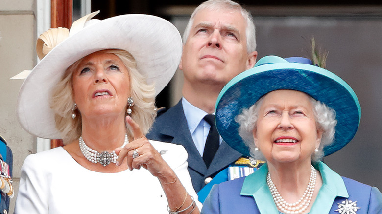 Camilla Parker Bowles, la reine Elizabeth et le prince Andrew posant