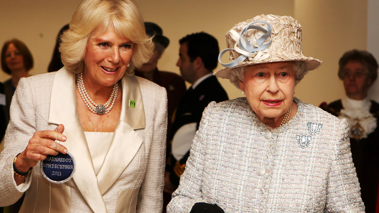 Camilla Parker Bowles et la reine souriantes 