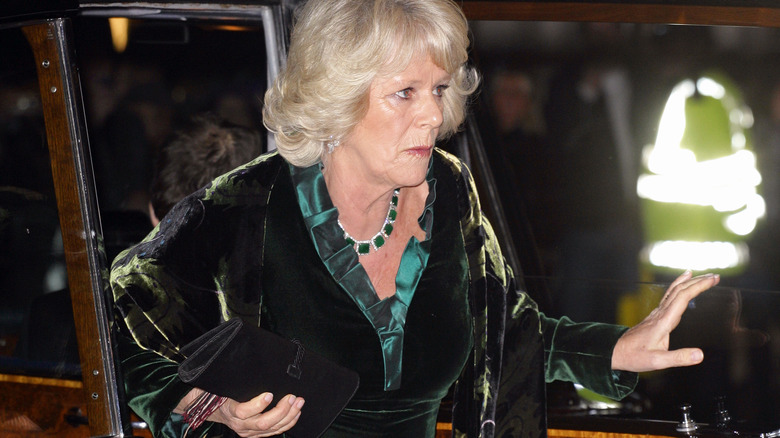 Camilla Parker Bowles quittant son véhicule 