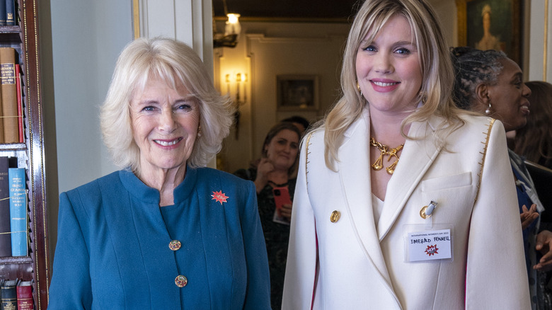 Camilla Parker Bowles et Emerald Fennell souriantes 