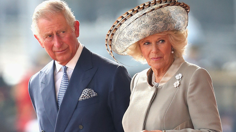 Camilla Parker Bowles et le roi Charles posant 