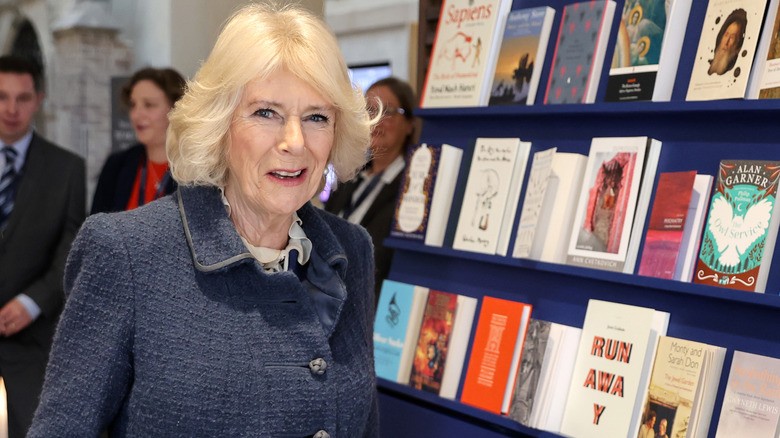 Camilla Parker Bowles posant 