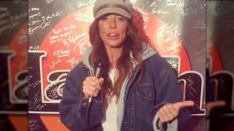 Krista Allen dans la promotion Instagram Laugh Factory