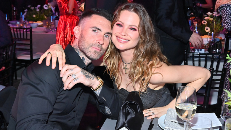 Adam Levine et Behati Prinsloo posant ensemble