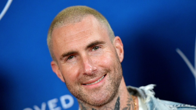 Adam Levine souriant