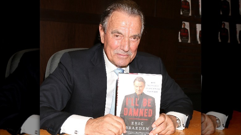 Eric Braeden tenant une copie de ses mémoires