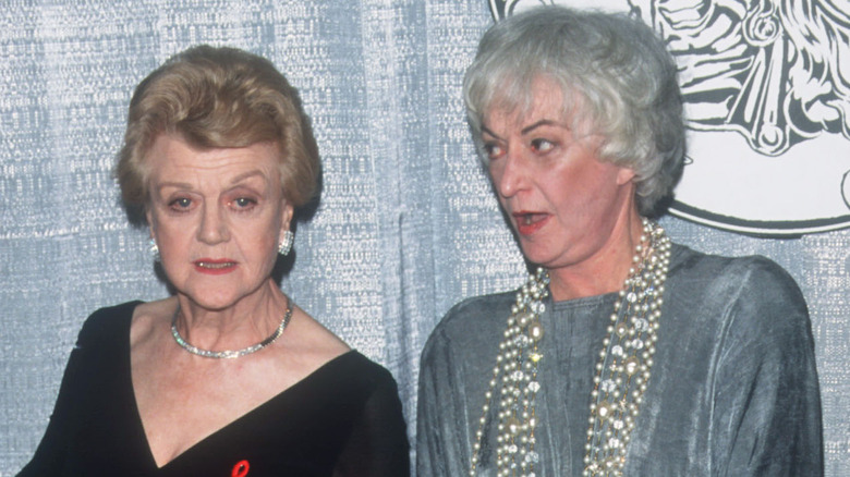 Angela Lansbury et Bea Arthur posent