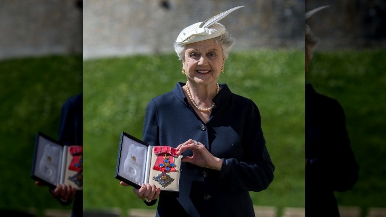 Angela Lansbury posant avec sa médaille DBE