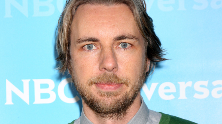 Dax Shepard regarde la caméra