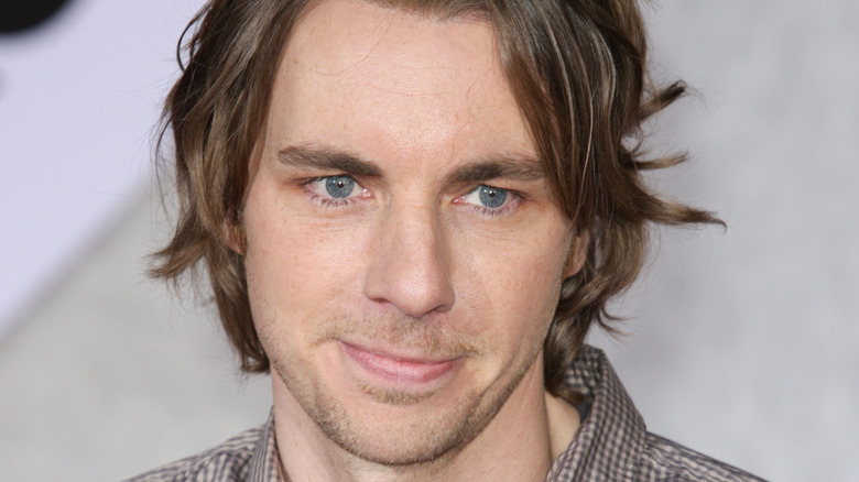 Dax Shepard souriant pour une photo