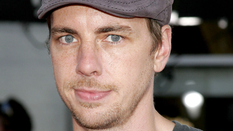 Dax Shepard portant une casquette de gavroche, posant