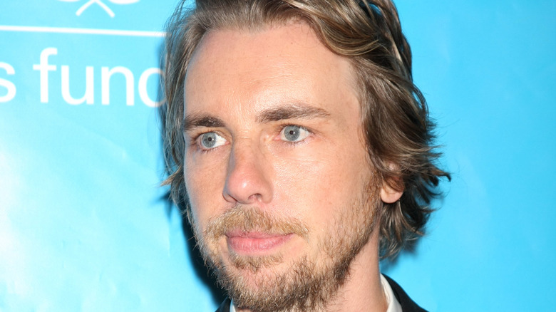 Dax Shepard regarde sur le côté 