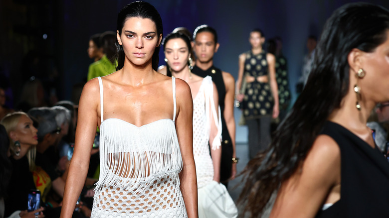 Kendall Jenner robe blanche à franges