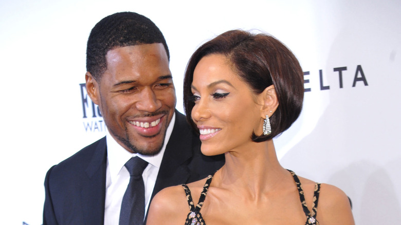 Michael Strahan et Nicole Murphy souriants