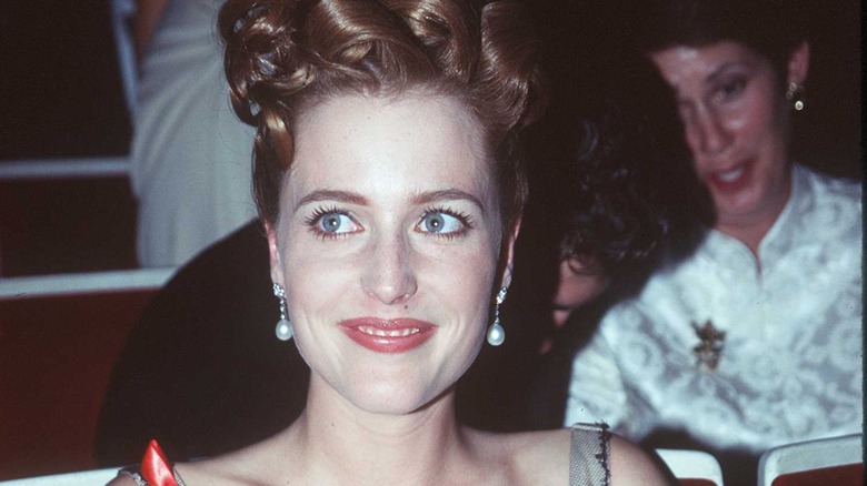 Gillian Anderson pose dans un chignon complexe 