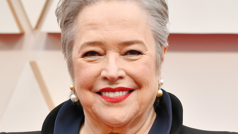 Kathy Bates aux Oscars 2020, souriante