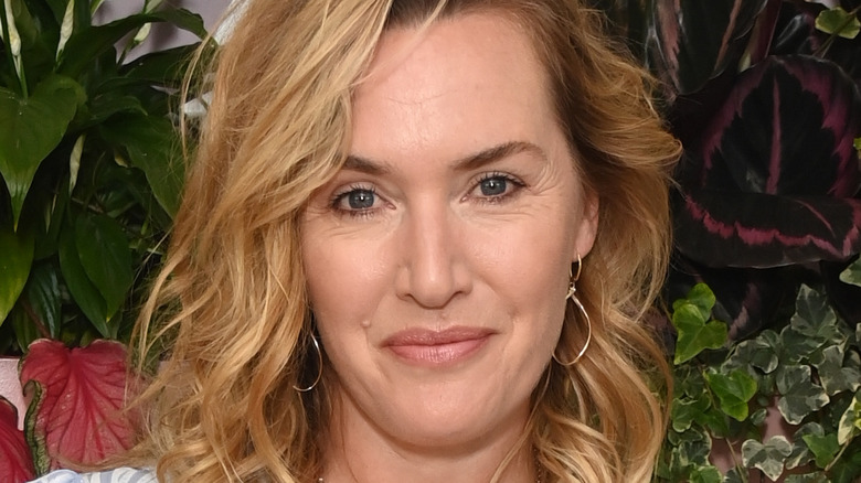 Kate Winslet Wimbledon 2022, souriant doucement