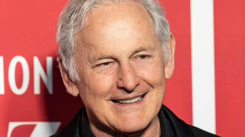 Victor Garber à l'ouverture de Broadway, souriant