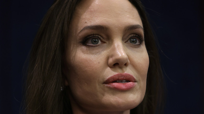 Angelina Jolie avec du rouge à lèvres rose