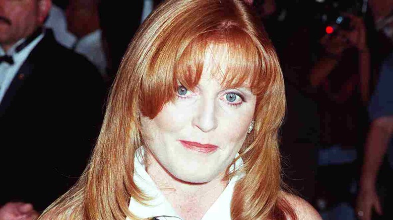 Sarah Ferguson regarde hors champ