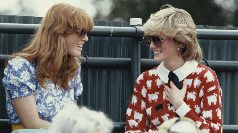 Sarah Ferguson et la princesse Diana discutent ensemble 