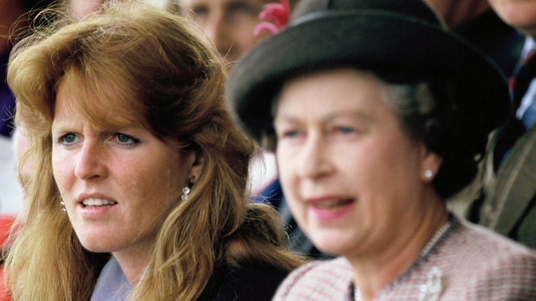 Sarah Ferguson et la reine Elizabeth II assises l'une à côté de l'autre