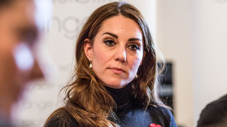 Kate Middleton avec une expression neutre