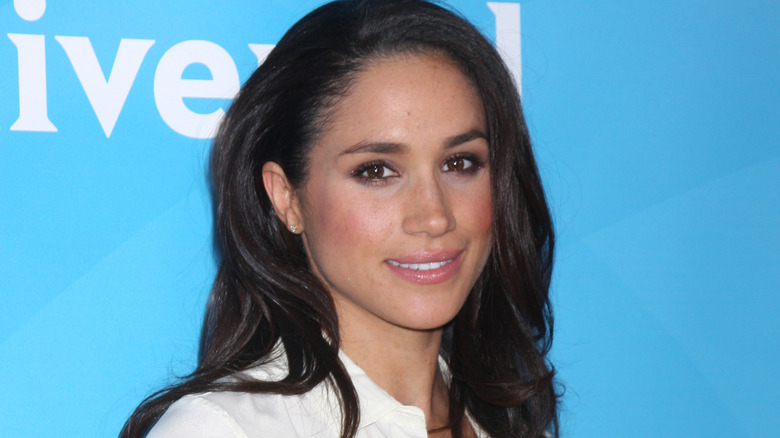 La jeune Meghan Markle demi-sourire