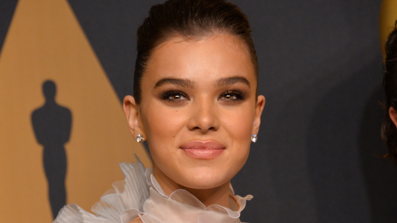 Hailee Steinfeld cheveux bruns en chignon