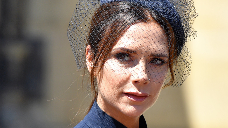 Victoria Beckham portant un fascinateur en filet