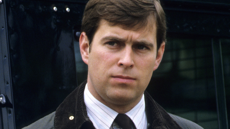 Le prince Andrew a l'air sévère des années 1980